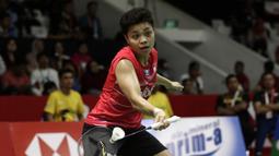 Ganda campuran Indonesia, Apriyani Rahayu, saat menghadapi ganda Inggris Chris Adcock/Gabrielle Adcock pada laga Indonesia Masters 2020 di Istora, Jakarta, Kamis (16/1). Tontowi/Apriyani kalah 9-21, 12-21. (Bola.com/Yoppy Renato)