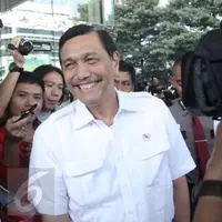 Anak muda yang malas, siap-siap malu. Seorang menteri seperti Menko Polhukam Luhut Pandjaitan, bahkan masih menyetrika bajunya sendiri! 