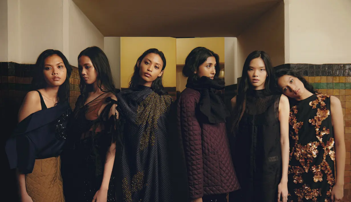 Satu hal yang langsung memikat mata. Hadirnya beragam permainan material segar yang dikreasikan sedemikian rupa. Dalam presentasi koleksi SAPTO DJOJOKARTIKO Fall Winter 2024 kali ini menampilkan visualisasi tentang bagaimana proses daya cipta itu sendiri berupa multi-dimensi.  [ Foto dok: SAPTO DJOJOKARTIKO ]