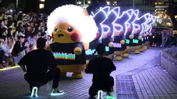 Para peserta dengan pakaian Pikachu, karakter ikonik serial animasi Pokemon, berpartisipasi dalam parade tahunan Pikachu di Yokohama, Jepang, 8 Agustus 2019. Pikachu sendiri merupakan Pokemon berwarna kuning yang sangat terkenal dan banyak orang-orang di dunia yang menggemarinya. (Kazuhiro NOGI/AFP)