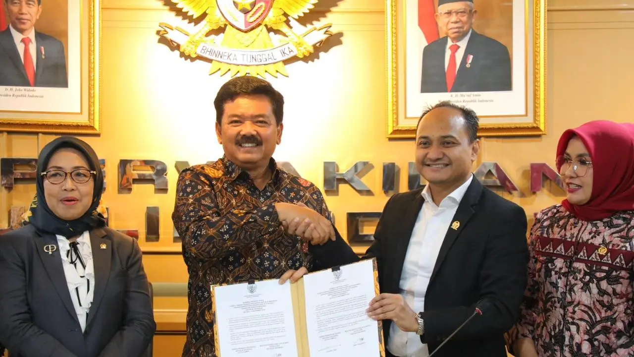 Menteri Agraria dan Tata Ruang/Kepala Badan Pertanahan Nasional (ATR/BPN), Hadi Tjahjanto menghadiri Rapat Kerja dengan Komite I Dewan Perwakilan Daerah Republik Indonesia (DPD RI), di Ruang Rapat Sriwijaya Gedung B DPD RI, Senayan, Jakarta, Selasa (14/11