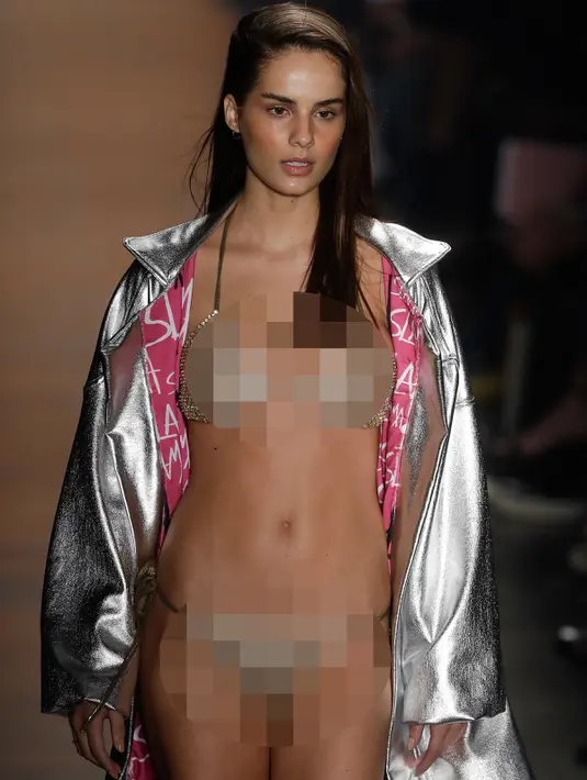 Model berjalan di atas catwalk membawakan busana pakaian renang karya Amir Slama dalam Sao Paulo Fashion Week di Brasil, (16/3). Perancang busana asal Brasil ini menampilkan kreasi pakaian renang yang berkilau dan seksi. (AP Photo / Andre Penner)