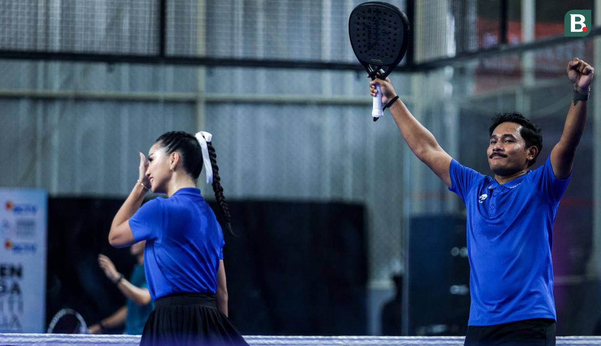 <p>Pasangan selebritas Indonesia, Tanta Ginting (kanan) dan Denalta Eunike merayakan kemenangan atas pasangan Emyr Razan dan Valerie Tifanka dalam laga final ganda campuran padel Turnamen Olahraga Selebriti Indonesia (TOSI) Season 4 di GOR UNJ, Rawamangun, Minggu (09/11/2025). (Bola.com/Bagaskara Lazuardi)</p>