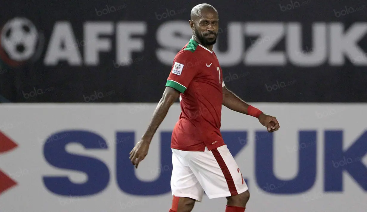Striker Timnas Indonesia, Boaz Solossa, saat tampil melawan Filipina pada laga Piala AFF 2016 di Philippine Sports Stadium, Filipina, Selasa (22/11/2016). Kedua tim bermain imbang 2-2. (Bola.com/Nicklas Hanoatubun)