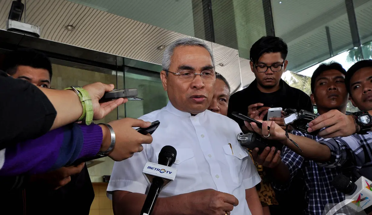 Bupati Kutai Timur Isran Noor usai menjalani pemeriksaan di Gedung KPK, Jakarta, Senin (22/12/2014). (Liputan6.com/Miftahul Hayat)