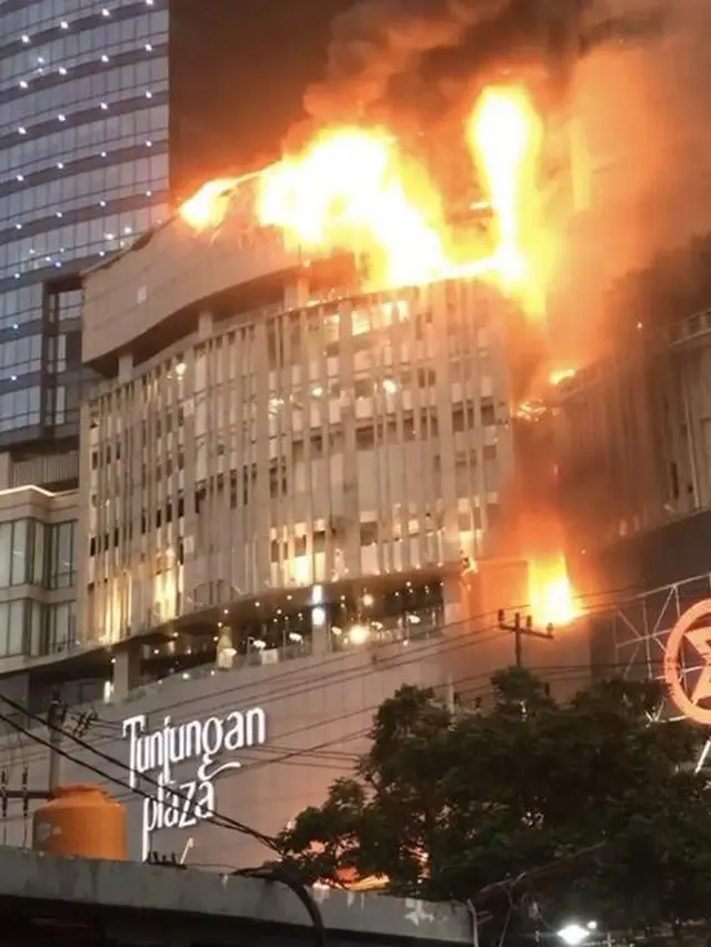 Tunjungan Plaza Terbakar