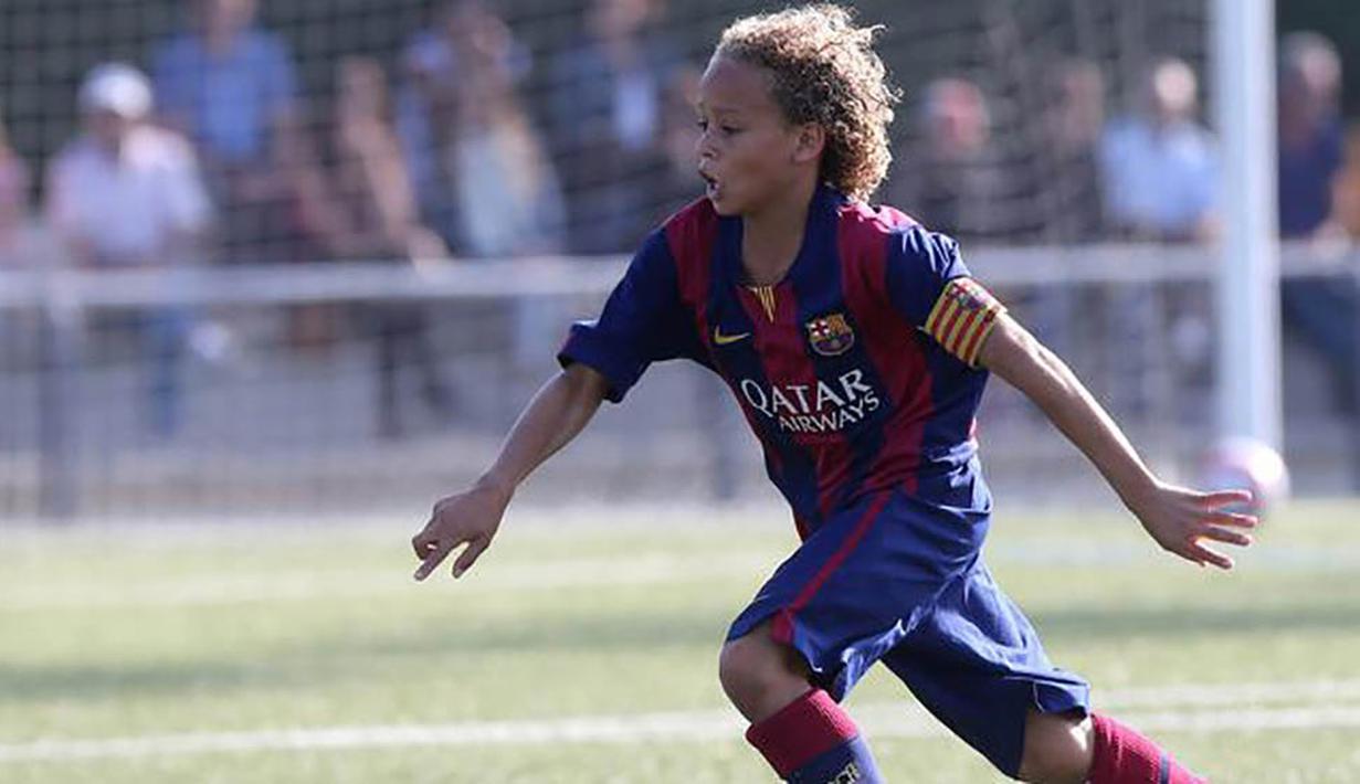 Kemampuan Xavi Simons menggiring dan mengumpan bola membuatnya kerap disebut sebagai The Next Xavi, mantan kapten Barcelona. (Mundodeportivo.com)