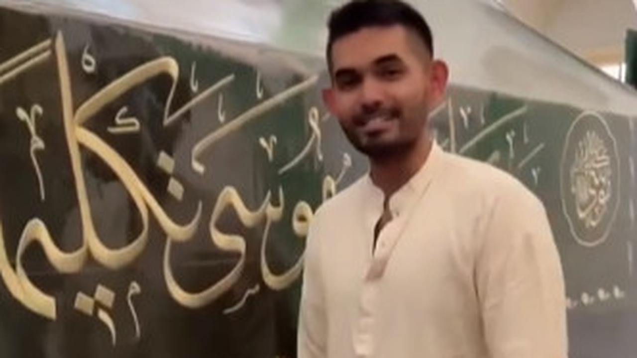 Meski selalu terkunci, namun dalam waktu-waktu tertentu, para peziarah juga diperkenankan untuk mendekat dan berdoa.