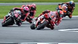 Aleix Espargaro finis di depan pembalap Ducati Lenovo Francesco Bagnaia yang menempati posisi kedua dengan waktu 40 menit 40.367 detik. (AP Photo/Rui Vieira)