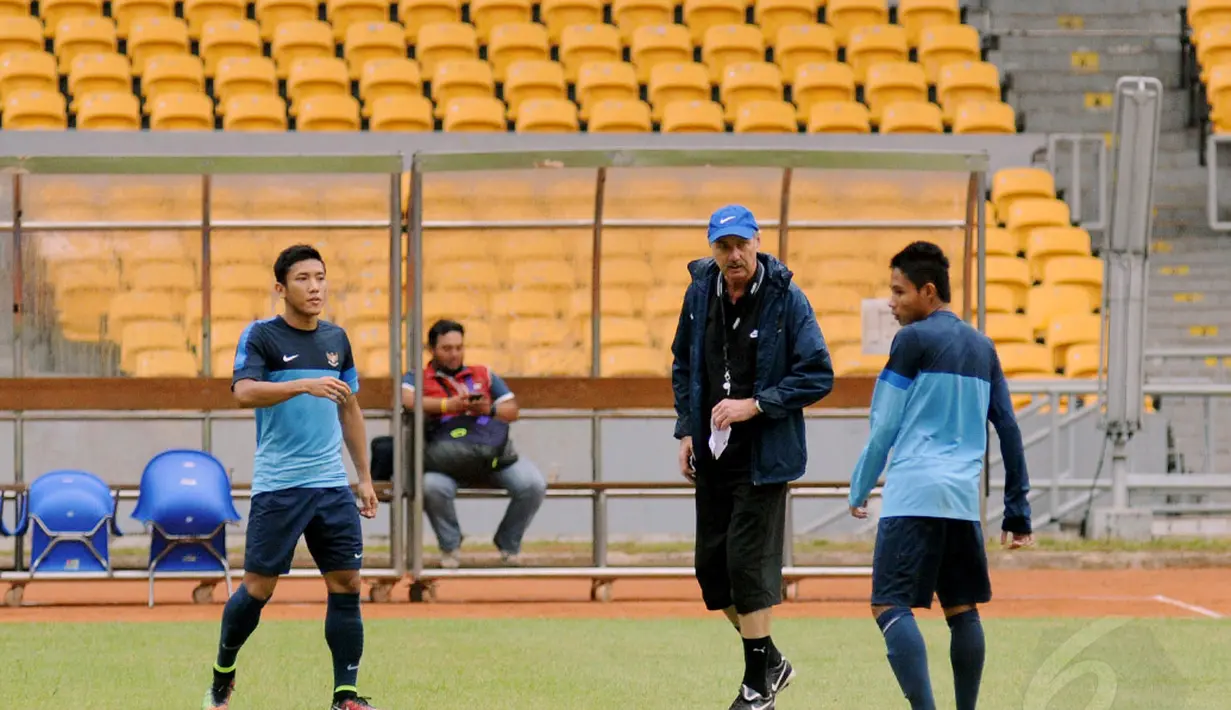 Pelatih timnas Indonesia, Alfred Riedl (ketiga dari kiri) menatap Evan Dimas (kanan) di sela-sela latihan di Stadion GBK Jakarta, Kamis (13/11/2014). (Liputan6.com/Helmi Fithriansyah)