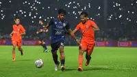 Gelandang Borneo FC, Hendro Siswanto saat mengawal winger Arema Ilham Udin dalam final pertama Piala Presiden 2022 di Malang. (Iwan Setiawan/Bola.com)