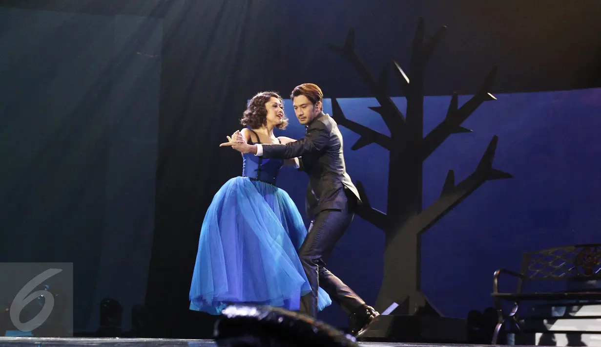 Bunga Citra Lestari atau BCL berduet dengan aktor Reza Rahadian di panggung konser "It's Me BCL" di Plenary Hall, JCC Senayan, Jakarta, Rabu (1/3). BCL dan Reza seolah membawa nuansa khas La La Land ke atas panggung. (Liputan6.com/Herman Zakharia)