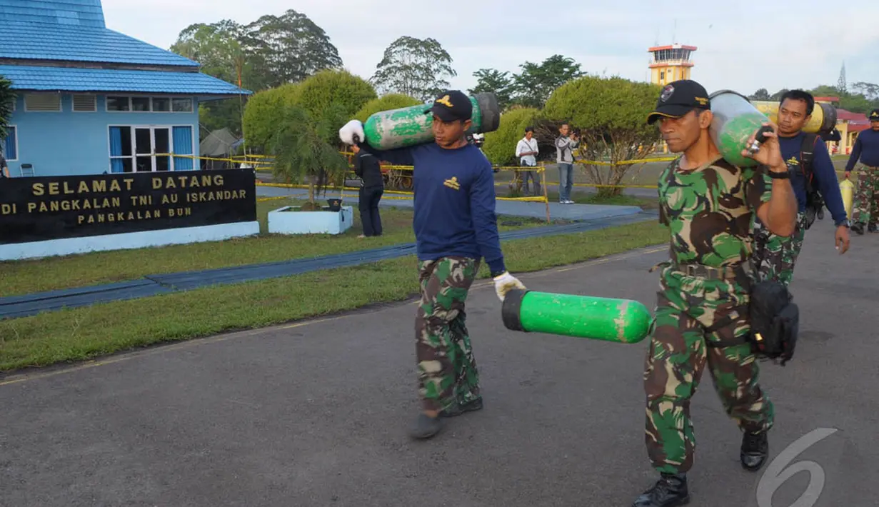 Tim penyelam TNI-AL membawa tabung O2 untuk digunakan dalam proses pengangkatan ekor pesawat AirAsia QZ8501 di Lanud Iskandar, Pangkalan Bun, Kalteng, Sabtu (10/1/2015).  (Liputan6.com/Andrian M Tunay)