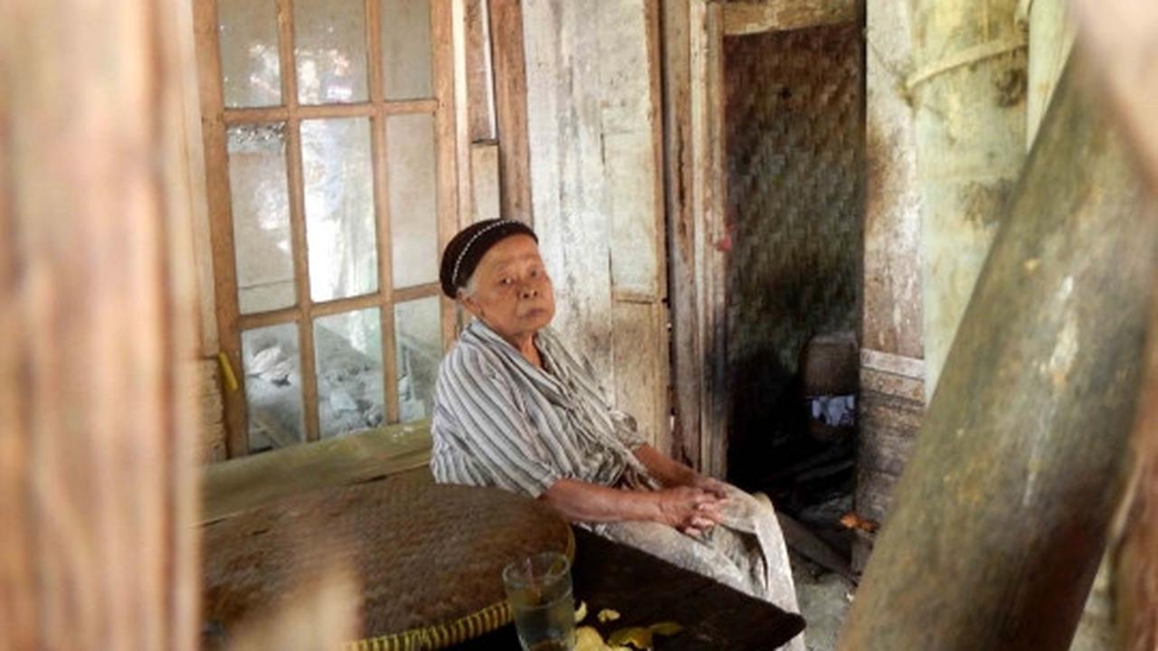 Meratapi hidup nenek renta rawat anak gangguan jiwa di gubuk reot