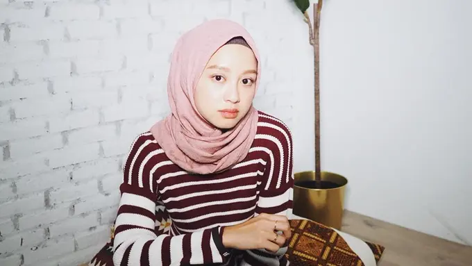 Gita Savitri Devi Pakai Baju Motif Stripes, Tampil Stylish dan Trendi