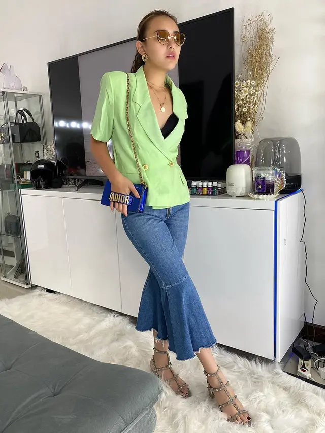 Tak Ada Pemasukan , Ini 6 Potret Amanda Manopo Jual Baju dan Tas