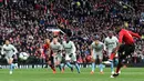 Gelandang Manchester United, Paul Pogba saat mengeksekusi penalti ke gawang West Ham United selama pertandingan lanjutan Liga Inggris di Old Trafford (13/4). Pogba mencetak dua gol lewat titik penalti mengantar MU menang tipis 2-1 atas West Ham. (AFP Photo/Paul Ellis)