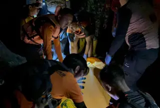 Pencarian wisatawan hilang di Pantai Sunset Sukabumi. (Liputan6.com/Fira Syahrin)