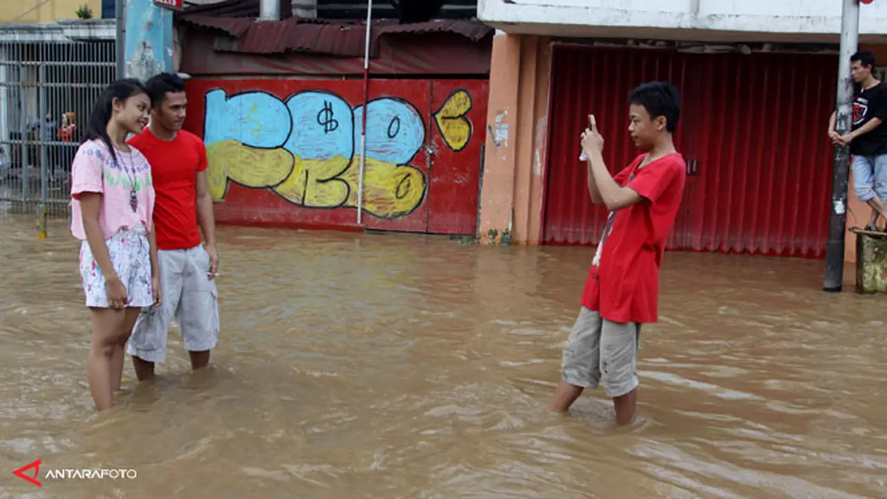 banjir-jatinegara-antara-140223b.jpg