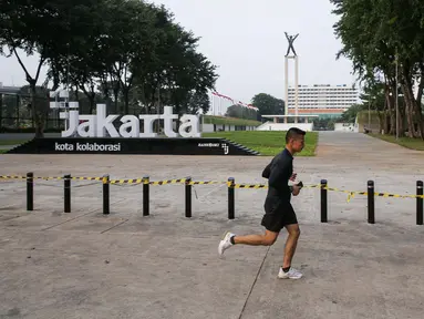 Warga berolahraga di kawasan Lapangan Banteng, Jakarta, Kamis (19/8/2021). Pemerintah Provinsi DKI Jakarta mengizinkan warga berolahraga di ruang terbuka selama perpanjangan PPKM Level 4 hingga 23 Agustus 2021. (Liputan6.com/Faizal Fanani)