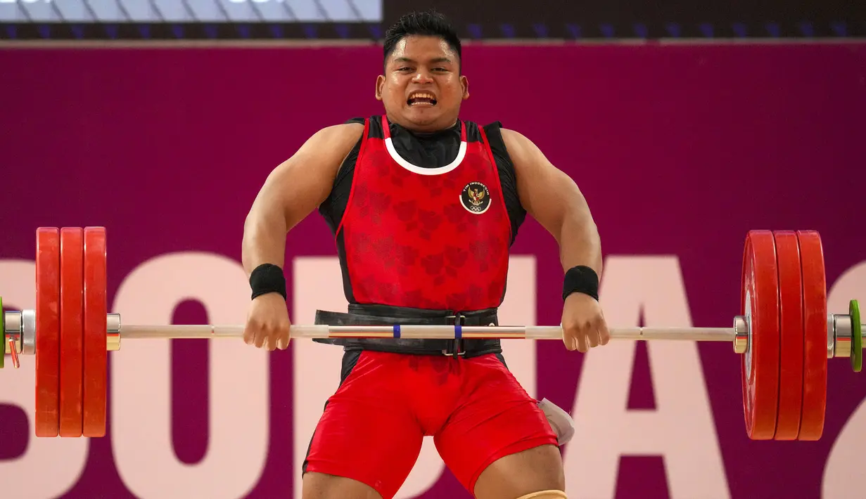 Lifter Indonesia, Muhammad Zul Ilmi berkompetisi pada nomor angkat besi putra 89kg SEA Games 2023 di Hanoi Sports Training and Competition Center, Hanoi, Vietnam, Minggu (22/5/2022). Zul meraih medali perak setelah melakukan total angkatan 328kg (145kg snatch dan 183kg clean & jerk). (AP Photo/Tatan Syuflana)