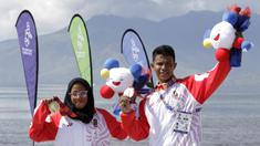 Atlet modern pentathlon, Muhammad Taufik dan Dea Salsabila, berpose usai meraih medali pada nomor beach triathle individual SEA Games 2019 di Subic, Jumat (6/12). Taufik meraih perunggu dan Dea meraih emas. (Bola.com/M Iqbal Ichsan)