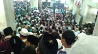Ribuan jemaah berdesakan keluar dari masjid Istiqlal usai melakukan salat Id. 