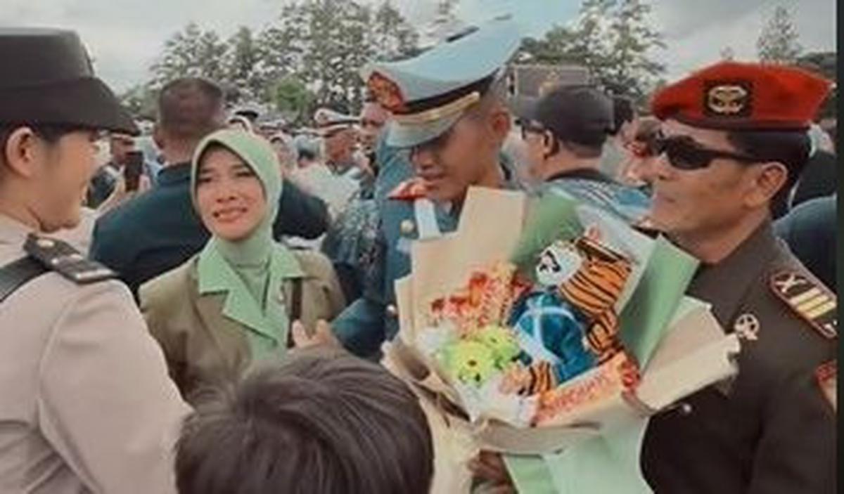 Tak hanya itu, taruna tersebut ternyata juga memiliki kakak perempuan seorang polisi berpangkat Ipda yang hadir dalam acara wisudanya.