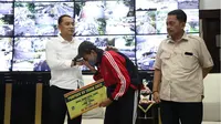 Eri Cahyadi menyerahkan bonus ke atlet peraih medali di ajang Porprov Jatim 2022. (surabaya.go,id)