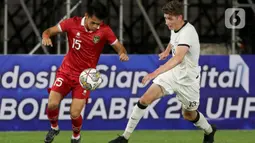 Pemain tengah timnas Indonesia U-20, M Dzaki Asraf Huwaidi (kiri) berebut bola dengan Lucas Eric Kelly-Heald (Selandia Baru) pada turnamen mini International Friendly Match di Stadion Utama Gelora Bung Karno, Minggu (19/2/2023). Setelah mampu menang atas Fiji U-20 pada laga Jumat (17/2) lalu, kali ini skuad arahan Shin Tae Yong harus takluk dari Selandia Baru U-20 dengan skor 1-2. (Liputan6.com/Herman Zakharia)