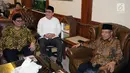 Ketum Partai Golkar, Airlangga Hartarto (kiri) bersama Ketum PBNU, Said Aqil Siradj jelang melakukan pertemuan di Jakarta, Jumat (8/6). Pertemuan kedua tokoh bersama jajarannya berlangsung tertutup. (Liputan6.com/Helmi Fithriansyah)