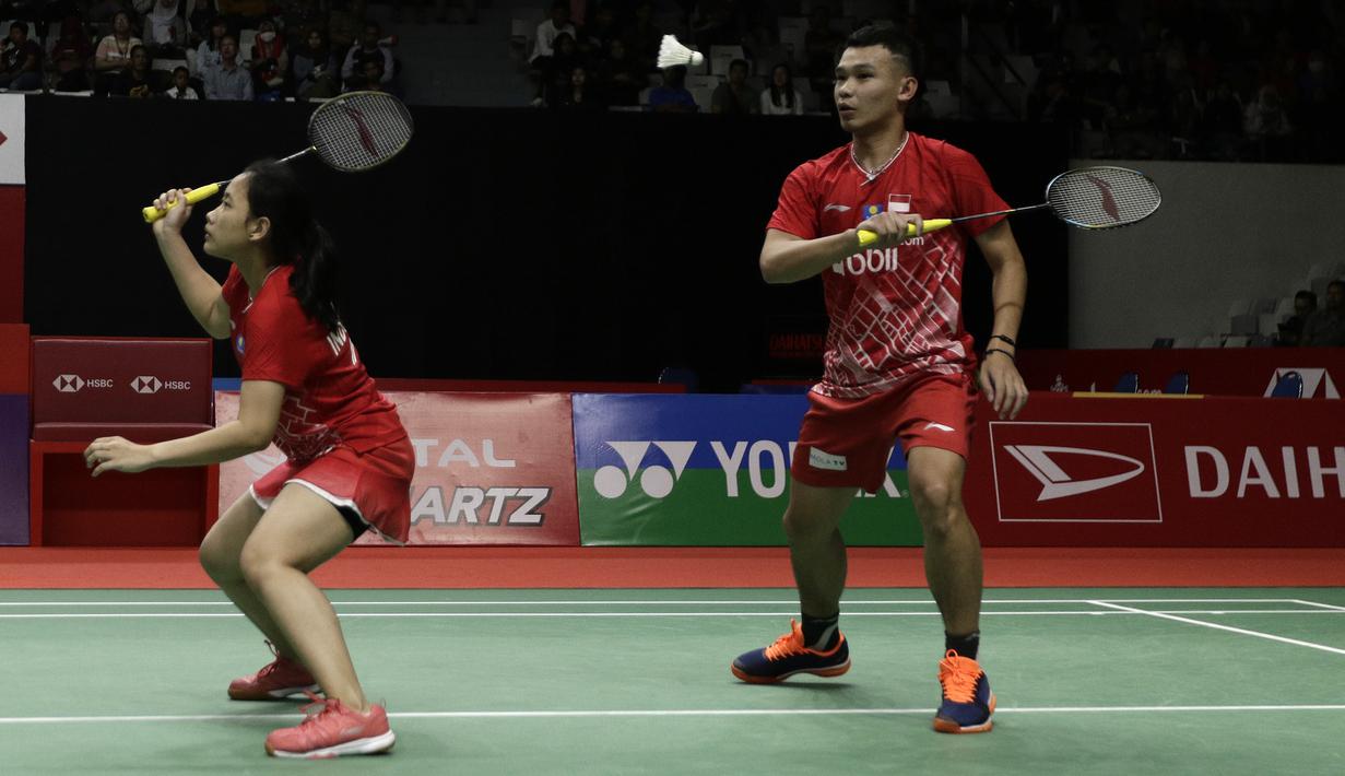 Ganda campuran Indonesia, Rinov Rivaldi/Pitha Haningtyas Mentari, saat menghadapi ganda Chinese Taipei, Lee Jhe-Huei/Hsu Ya Ching, pada laga Indonesia Masters 2020 di Istora Senayan, Jakarta, Selasa (14/1). Rinov Rivaldi/Pitha Haningtyas Mentari kalah 15-21 dan 13-21. (Bola.com/Yoppy Renato)