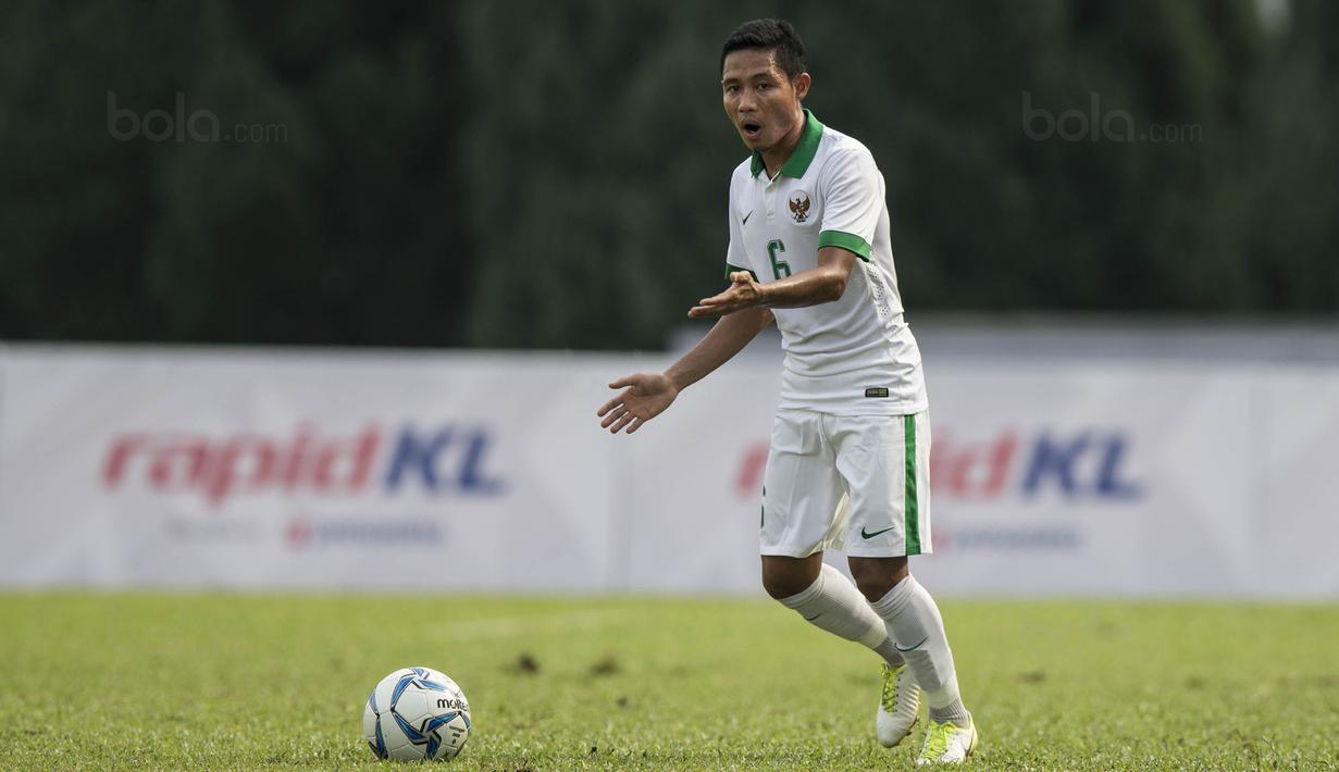 Absen saat Indonesia melawan Vietnam, Evan Dimas memiliki misi khusus yakni mencetak gol saat melawan Kamboja pada laga terakhir Grup B, SEA Games 2017.  (Bola.com/Vitalis Yogi Trisna)