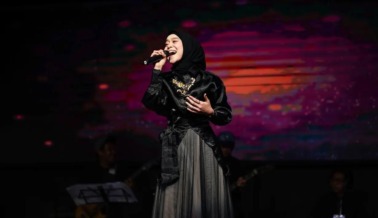 Lesti saat beraksi di atas panggung sebagai penyanyi dangdut. Akibat kabar tak menyenangkan ini, komentar pada akun Instagram @lestykejora dibanjiri komentar sedih dan kekhawatiran pada kelanjutan kondisi rumah tangga pasangan Leslar. (Instagram/@lestykejora)
