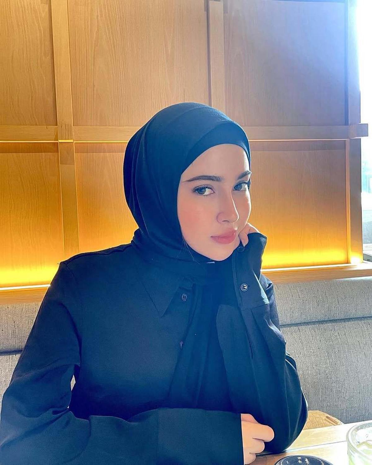 8 Potret Miskah Shafa Istri Yislam Jaidi yang Cantiknya Banyak Dipuji, bak Boneka Barbie