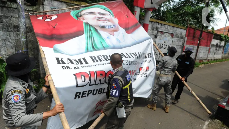 Petugas Gabungan Turunkan Baliho Habib Rizieq di Bogor