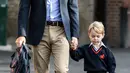 Pangeran William saat mengantar Pangeran George pada hari pertama sekolah di Thomas's school di Battersea, London, Inggris (7/9). Pengeran Goerge tidak ditemani ibunya Kate Middleton yang sedang hamil. (Richard Pohle/Pool Photo via AP)