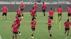 Para pemain timnas Venezuela melakukan pemanasan selama sesi latihan di Caracas, Venezuela, Selasa (5/10/2021). Venezuela akan bertanding melawan Brasil dalam pertandingan Kualifikasi Piala Dunia 2022 Zona Amerika Selatan pada Jumat, 8 Oktober 2021 WIB. (AP Photo/Ariana Cubillos)