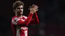 Antoine Griezmann. Striker Barcelona berusia 30 tahun yang musim ini dipinjamkan ke klub lamanya Atletico Madrid ini hampir pasti akan dipermanenkan sesuai kesepakatan dalam klausul peminjaman. Syaratnya, Griezmann minimal bermain dalam setengah dari total laga Atletico Madrid. (AP/Manu Fernandez)