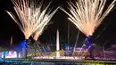 Foto ini memperlihatkan kembang api saat Upacara Pembukaan Paralimpiade Paris 2024 di Place de la Concorde dengan Obelisque de Louxor, Rabu (28/8/2024). (Bertrand GUAY / AFP)