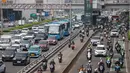 Kemacetan dilaporkan terjadi di beberapa ruas utama, seperti Jalan Gatot Subroto ke arah pusat kota seiring kembalinya aktivitas pekerja usai libur Nataru. Tampak dalam foto, pengendara melintasi jalur contra flow saat hari pertama masuk kerja dan sekolah 2026 di di Jalan Jenderal Gatot Subroto, Jakarta, Senin (5/1/2026). (merdeka.com/Arie Basuki)