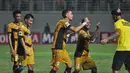 Para punggawa Mitra Kukar merayakan kemenangan atas Arema Cronus pada laga leg pertama semifinal Piala Jenderal Sudirman. (Bola.com/Kevin Setiawan)