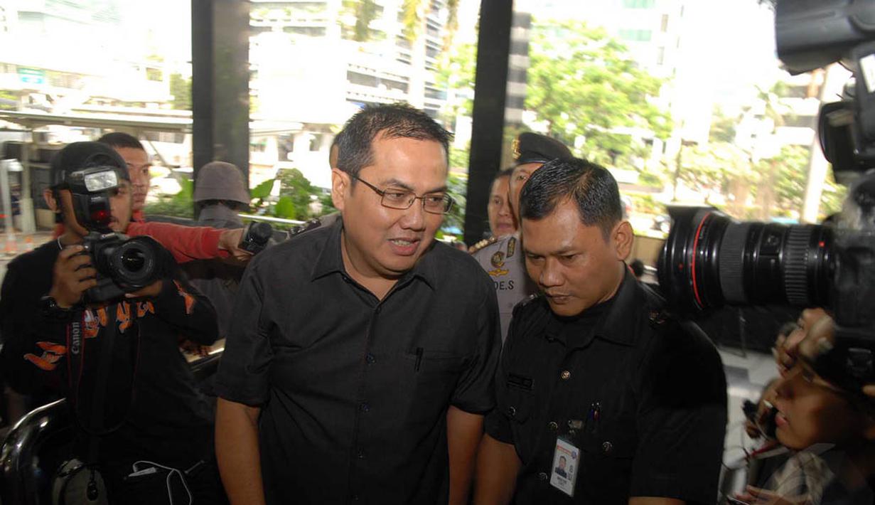 Mengenakan safari berwarna hitam, Helmy tiba di KPK sekitar pukul 09.45 WIB. (Liputan6.com/Miftahul Hayat)