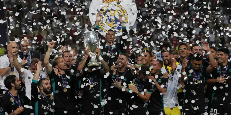 Selebrasi Real Madrid Angkat Trofi Piala Super Eropa 2017