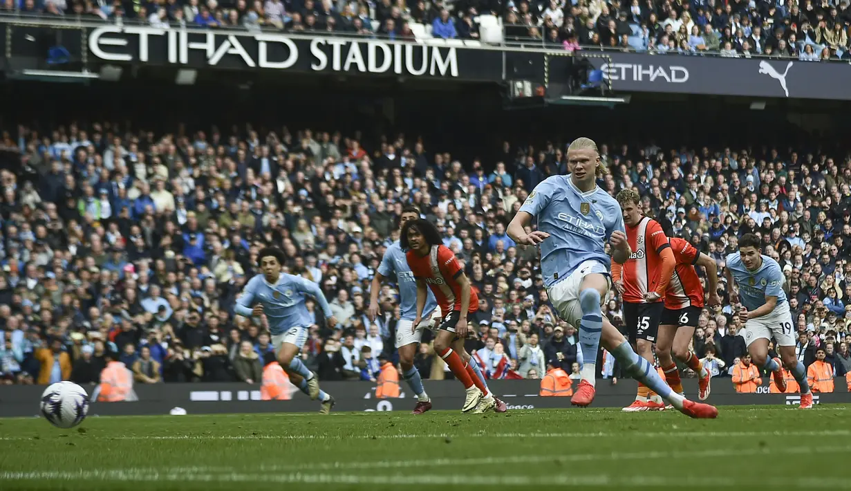 Striker Manchester City, Erling Haaland mencetak gol ketiga timnya melalui eksekusi penalti ke gawang Luton Town pada laga pekan ke-33 Premier League 2023/2024 di Etihad Stadium, Manchester, Sabtu (13/4/2024). (AP Photo/Rui Vieira)