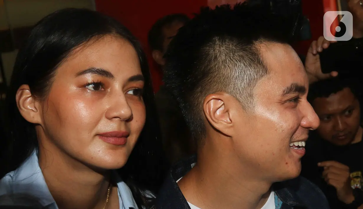 Pasangan selebriti Baim Wong dan Paula Verhoeven usai menjalani pemeriksaan  di Polres Metro Jakarta Selatan, Jumat (7/10/2022). Baim Wong dan Paula Verhoeven diperiksa sebagai saksi terlapor dengan masing-masing 25 dan 19 pertanyaan terkait konten video prank KDRT. (Liputan6.com/Herman Zakharia)