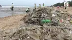 Pemandangan kurang sedap akibat sampah kiriman mengotori Pantai Kuta, Bali. Setiap harinya sampah yang harus dibersihkan mencapai 100 ton hingga 150 ton.
