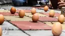 Sejumlah warga etnis Tionghoa mendirikan telur ayam pada perayaan Peh Cun di Pasar Lama, Kota Tangerang, Kamis (9/6). Perayaan Peh Cun merupakan ritual ucapan syukur untuk hari penuh rahmat. (Liputan6.com/Fery Pradolo)