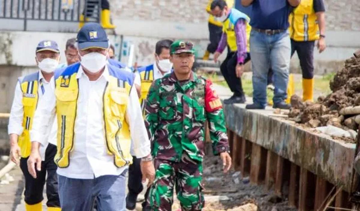 "Buat kekuatan tulang," sambung Menteri BUMN Erick Thohir yang juga ada di lokasi tersebut.
