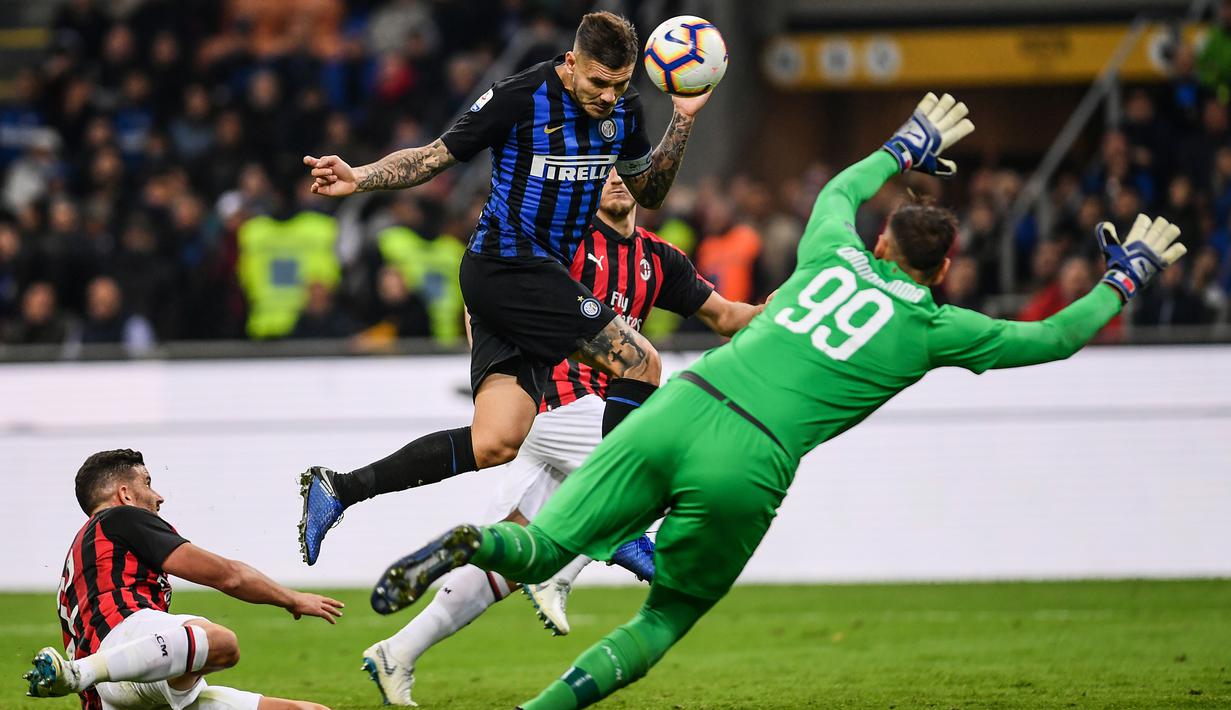 Proses terjadinya gol yang dicetak striker Inter Milan, Mauro Icardi, ke gawang AC Milan pada laga Serie A Italia di Stadion San Siro, Milan, Minggu (21/10). Inter menang 1-0 atas Milan. (AFP/Marco Bertorello)